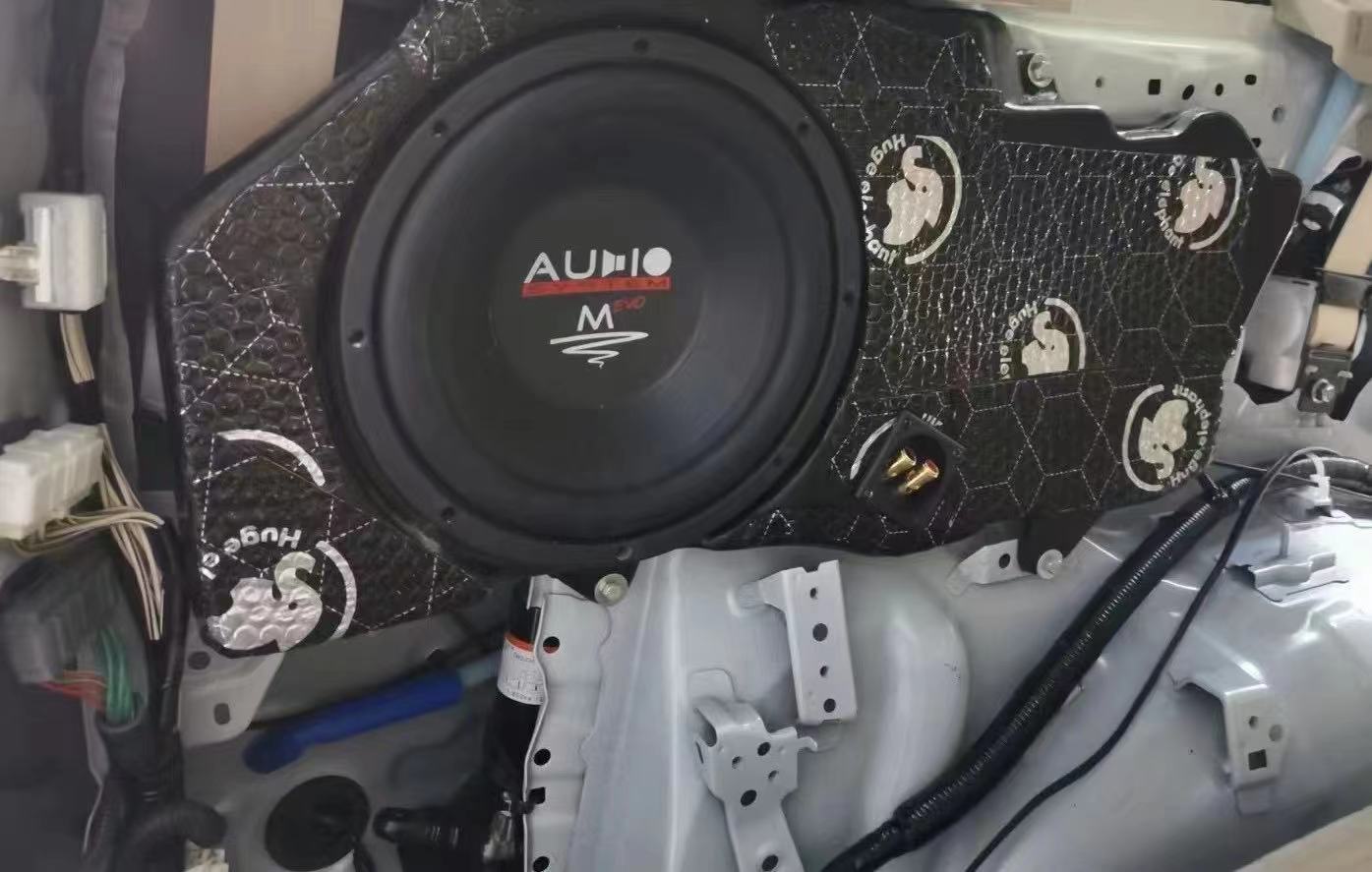 丰田霸道音响升级德国audio-system乐司登